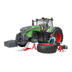 Fendt 1050 Vario WithMechanic And Workshop Equipment