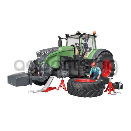 Fendt 1050 Vario WithMechanic And Workshop Equipment